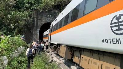 Крушение поезда в Тайване: 51 погибший, десятки раненых