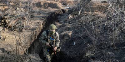 Обострение на Донбассе: с начала суток еще один украинский военный получил ранение
