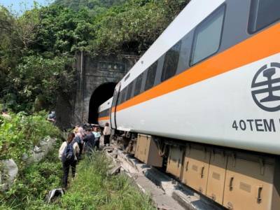 На Тайване в результате крушения поезда погибли 40 человек
