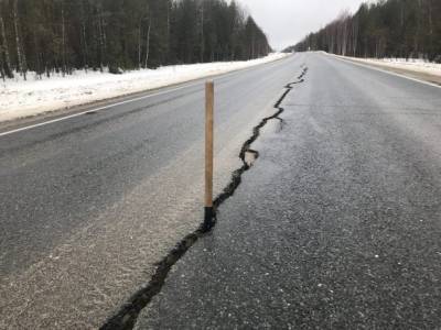 Автомобилистов испугала разрастающаяся трещина на отремонтированной дороге у корткеросского села