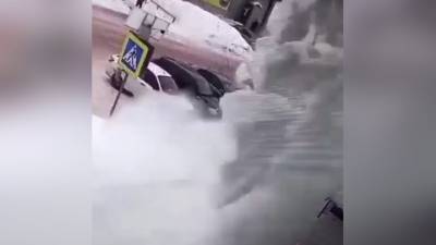 Появилось видео падения глыб снега на чиновницу