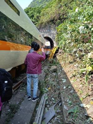 В Тайване в результате аварии поезда погиб по меньшей мере 51 человек и мира