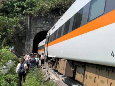 На Тайвані швидкісний потяг зіштовхнувся з вантажівкою, що впала на рейки: загинули понад 30 осіб