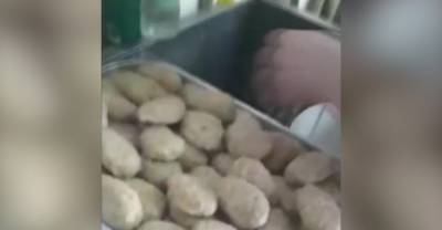 "Для второй смены": В кировской школе сотрудница столовой голыми руками отмыла котлеты от пюре и подливы — видео