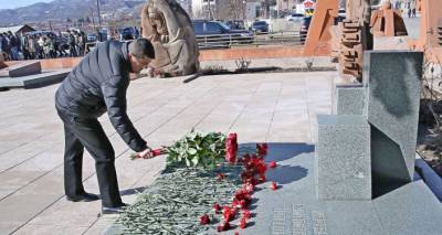 "Преклоняюсь перед памятью…": Араик Арутюнян посетил мемориальный комплекс Степанакерта