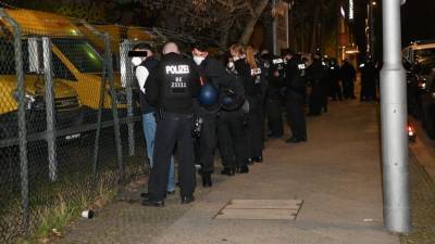 В Берлине молодые люди атаковали полицию камнями и огнетушителями