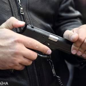 В киевском магазине в охранника выстрелили из-за замечания об отсутствии маски