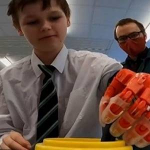Британский учитель распечатал школьнику протез. Видео