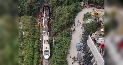 В крушении поезда на Тайване погибли более 50 человек