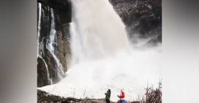 "Это очень страшно!" В Абхазии лавина обрушилась прямо в водопад — видео