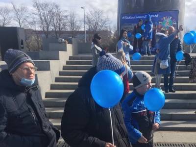 В парке 300-летия Санкт-Петербурга прошел флешмоб «В синем ради людей с аутизмом»