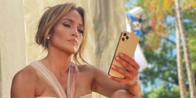 Дженнифер Лопес - Jennifer Lopez - В Доминикане. Дженифер Лопес показала, как отдыхает на пляже в разорванном свадебном платье - nv.ua