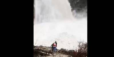 Туристы засняли, как лавина сходит в Гегский водопад - видео - ТЕЛЕГРАФ