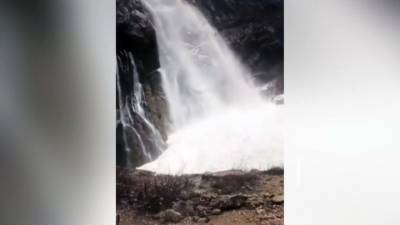 Новости на "России 24". Сход лавины в водопад в Абхазии сняли на видео