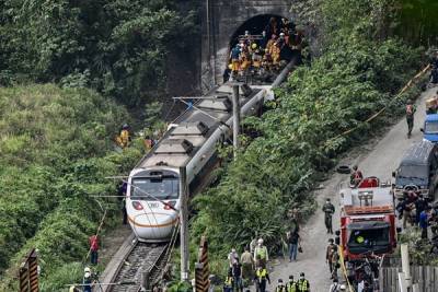 Минтранс Тайваня уточнил число жертв крушения поезда: погиб 51 человек
