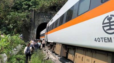Число погибших при крушении поезда на Тайване увеличилось до 51