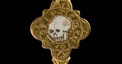 "Помни о смерти": в Британии нашли "депрессивное" кольцо XVI века