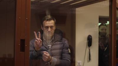 Life опубликовал видео из ИК, где отбывает наказание Алексей Навальный