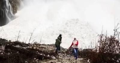 В Абхазии сход снежной лавины в водопад перепугал туристов (видео)