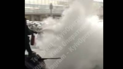 В Киеве охрана ТЦ разгоняла драку огнетушителями