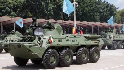 Видео: армия Венесуэлы применила против повстанцев БТР-80А