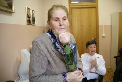 Псковскую блокадницу поздравили с 80-летием