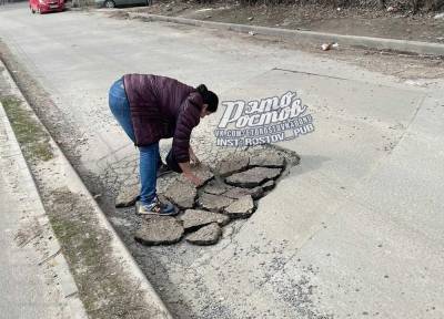 Не дождавшись коммунальщиков ростовчане сами начали ремонтировать дороги