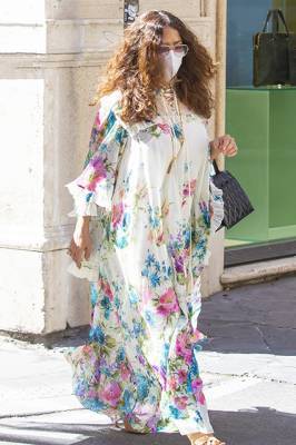 Сальма Хайек в цветочном платье на прогулке в Риме попалась папарацци