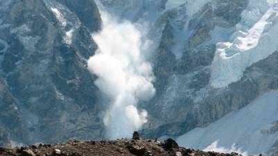Десятитонная лавина обрушилась в водопад и напугала туристов в Абхазии