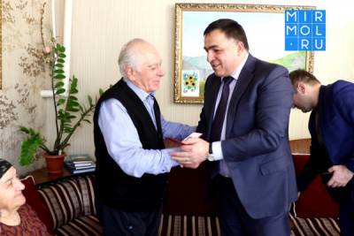 В Магарамкентском районе заслуженному учителю РСФСР вручили знак «Почетный гражданин Магарамкентского района»