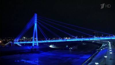 В городах России включили синюю подсветку для привлечения внимания к проблемам особенных людей