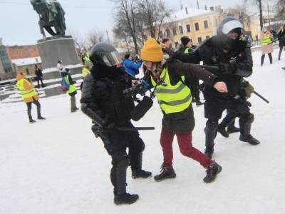 Неоновый жилет и белый бейдж: РКН утвердил дресс-код для журналистов на митингах