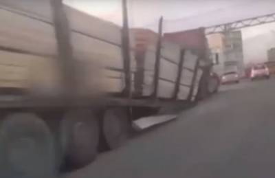 В Тихвине фура потеряла посреди дороги огромный прицеп с древесиной — видео