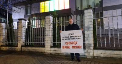 Калининградский депутат вышел на одиночный пикет с требованием освободить Меля