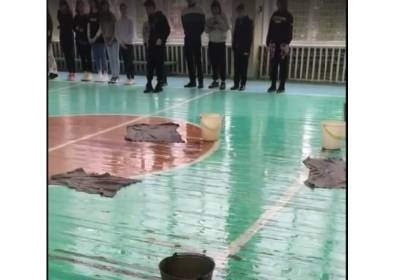 В смоленской школе протекающий потолок сняли на видео
