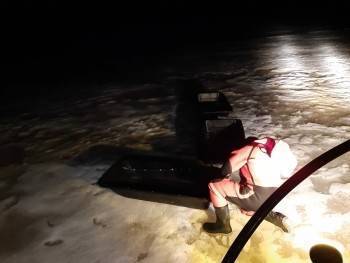 Трое рыбаков провалились под лед на Рыбинском водохранилище несколько часов назад