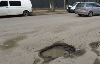 В Киеве дожди смыли недавно отремонтированную дорогу (ВИДЕО)