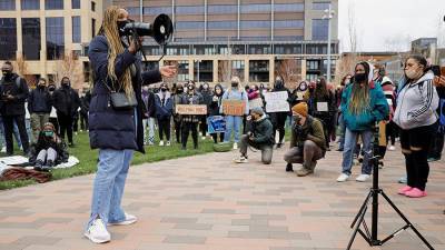 В Миннеаполисе начались протесты на фоне ожидания вердикта по делу Флойда