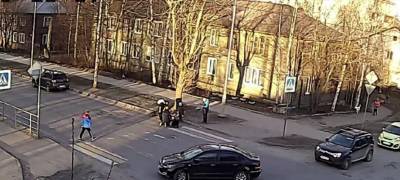 Велосипедист жестко сбил женщину на пешеходном переходе в Петрозаводске (ВИДЕО)