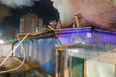 Ночью в Екатеринбурге сгорело здание шиномонтажа