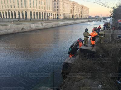 Легковушка упала в Галерную гавань в Санкт-Петербурге, ее достали спецкраном