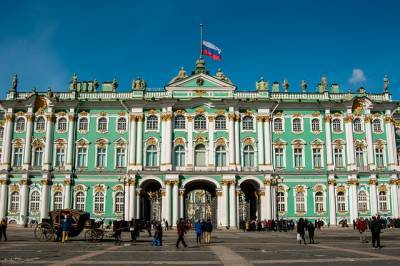 Зимний дворец входит в топ-3 самых популярных у туристов в мире