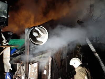 Крупный пожар в Екатеринбурге: сгорели шиномонтаж и крыша дома