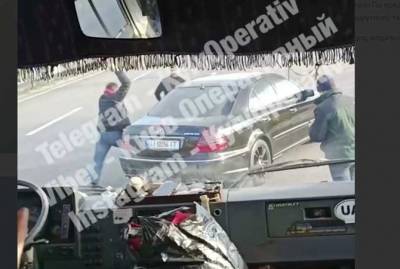 Под Киевом водитель маршрутки отбился прутом от вооруженного мужчины