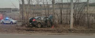 В Красноярске подросток на машине врезался в дерево, есть пострадавшие