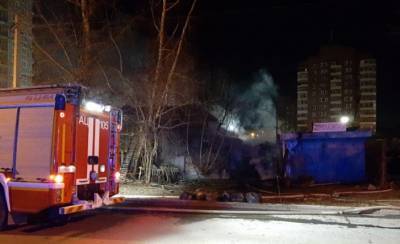 В Екатеринбурге ночью сгорела шиномонтажка