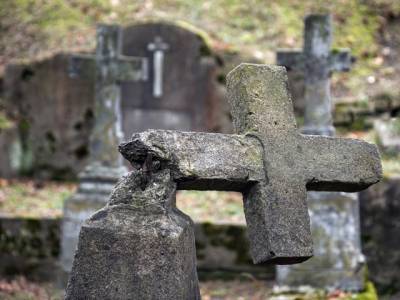 На Южном Урале вандалы разгромили кладбище