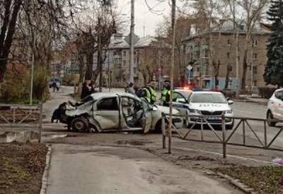 В центре Рязани автомобиль протаранил столб, уходя от погони – очевидец