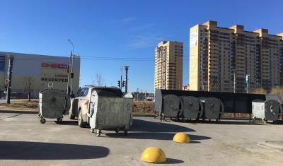 В Тюмени припаркованную машину возле мусорной площадки загородили баками