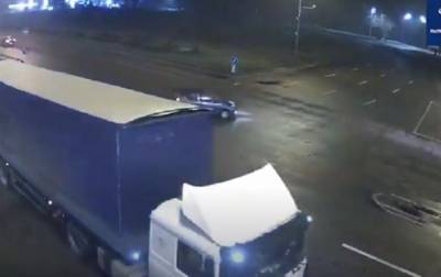В Киеве пьяный водитель влетел в грузовик и пытался сбежать с места ДТП